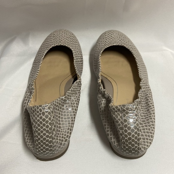 Vionic Alexa Orthotic Ballet Flat Aluminum Snakeskin Silver/Tan Size 6.5 - Picture 3 of 5